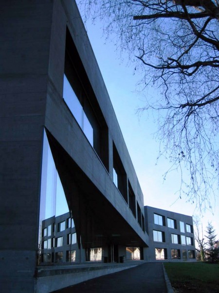 Vue en fin de journée du bâtiment de l'école primaire de l'Oiselier